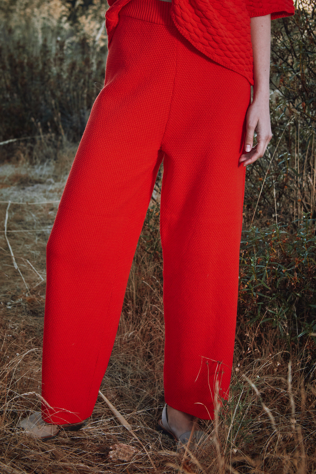 LOUISA Cropped Pants in Organic Cotton - Red