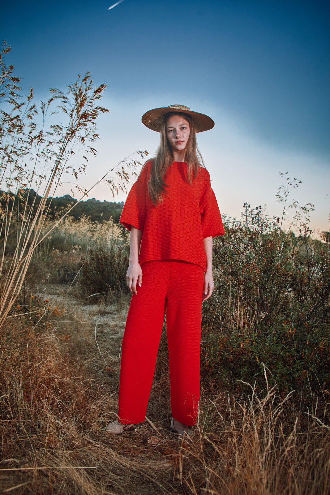 LOUISA Cropped Pants in Organic Cotton - Red