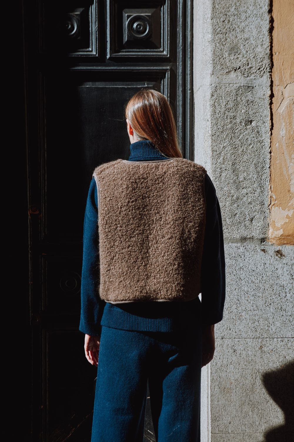 LUCE Shepherd's Vest in Curly Alpaca - Marron Glacé