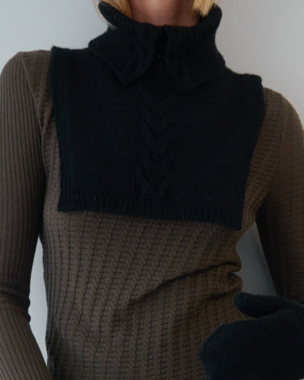 Pynė: Black Alpaca Wool Neckwarmer