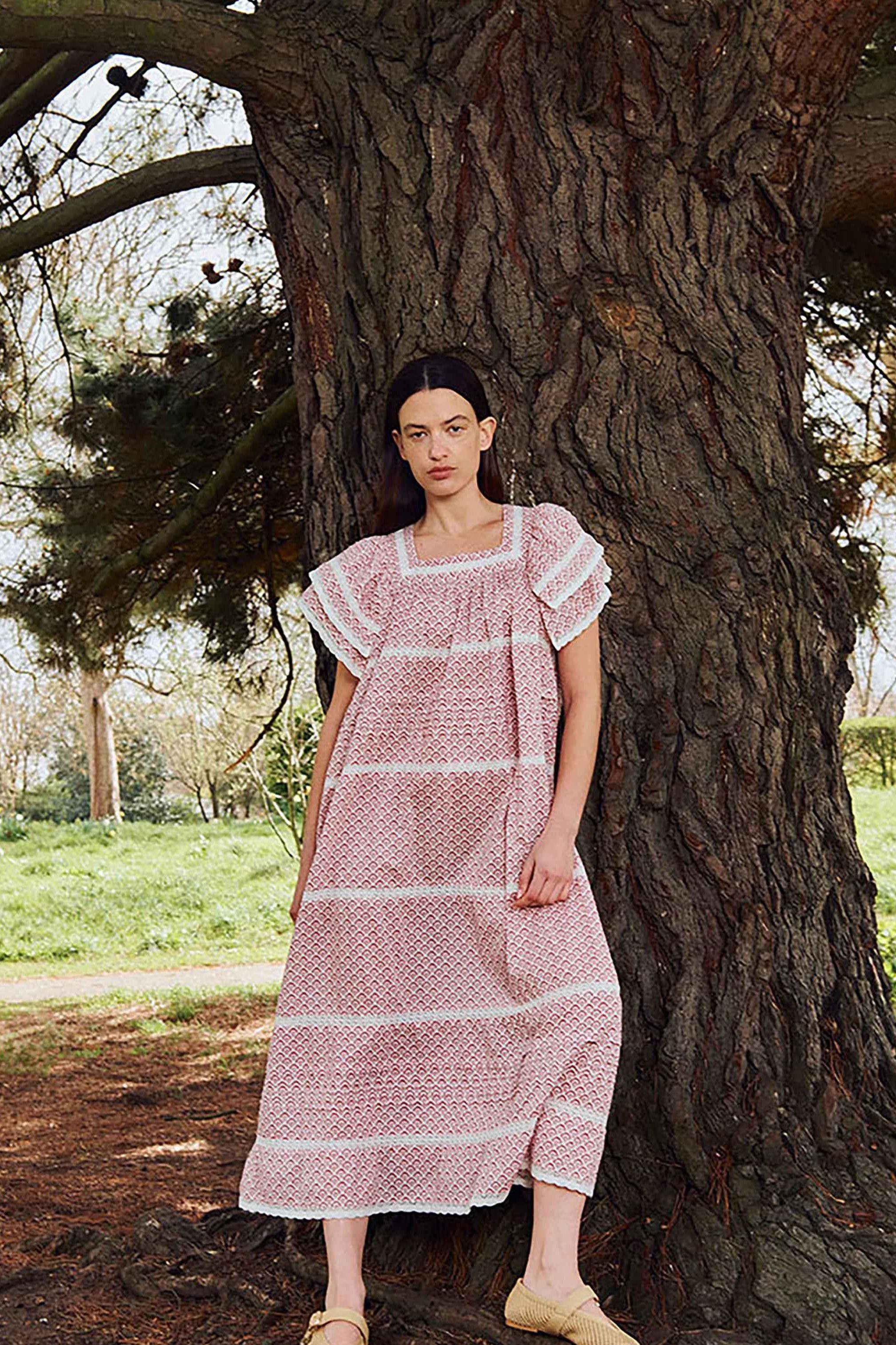 lace insert dress East Alina Printed Floral Pink polished look Detachable self Size:158 Garment Fit:DROP WAIST Plunge Cowl Chiffon Bridesmaid