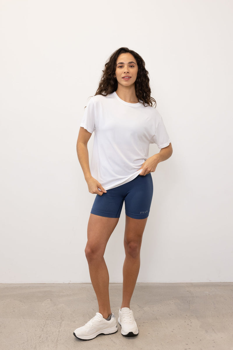 Meet our new Jilla T-shirt - your new favorite throw-on layer! Made from recycled polyamide, it's cool, sweat-wicking, and perfect for any activity. With its soft drape and oversized fit, you can style it your way. Pair it with our Tone & Lift Shorts for studio sessions and beyond