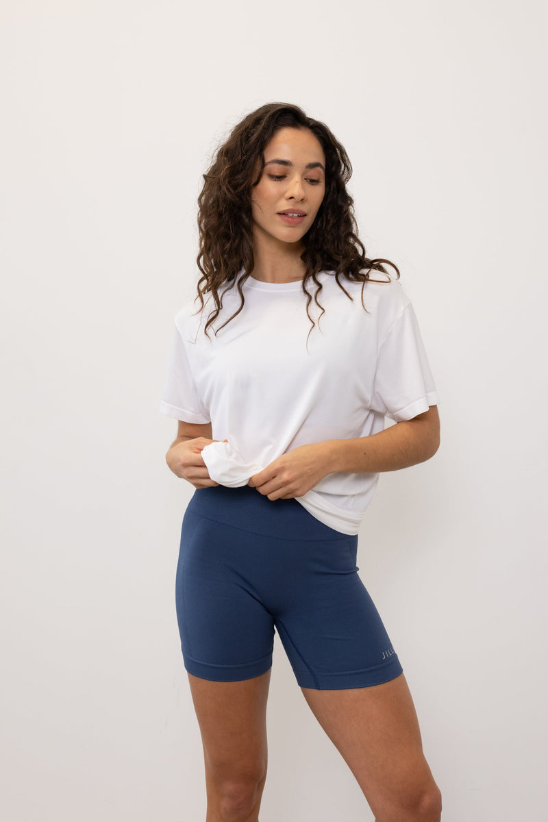 Meet our new Jilla T-shirt - your new favorite throw-on layer! Made from recycled polyamide, it's cool, sweat-wicking, and perfect for any activity. With its soft drape and oversized fit, you can style it your way. Pair it with our Tone & Lift Shorts for studio sessions and beyond