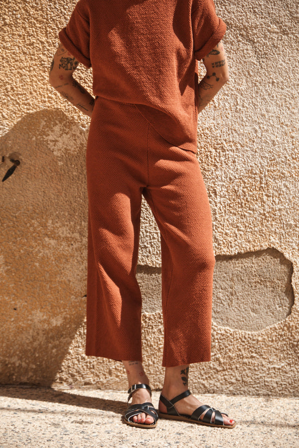 LOUISA Cropped Pants in Organic Cotton - Earth Red