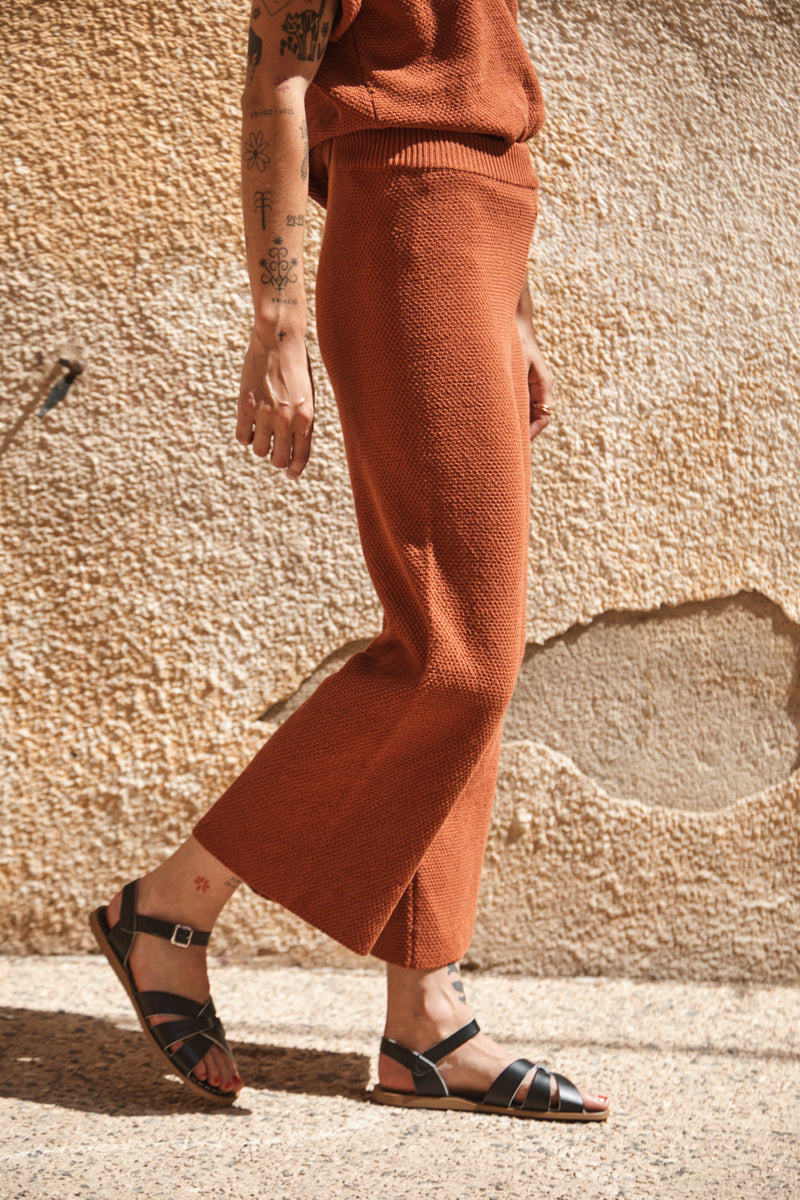 LOUISA Cropped Pants in Organic Cotton - Earth Red