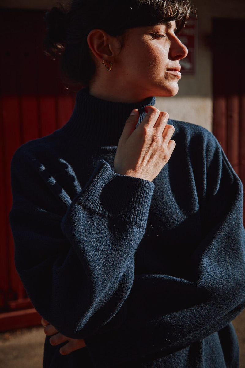 MICHELLE Lightweight Turtleneck Sweater in Merino Wool - Navy - 100% cruelty-free and sustainable knitwear - L'envers