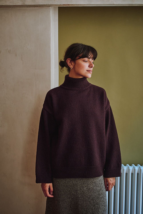 MICHELLE Lightweight Turtleneck Sweater in Merino Wool - Plum -100% cruelty- free and sustainable knitwear - L'envers 