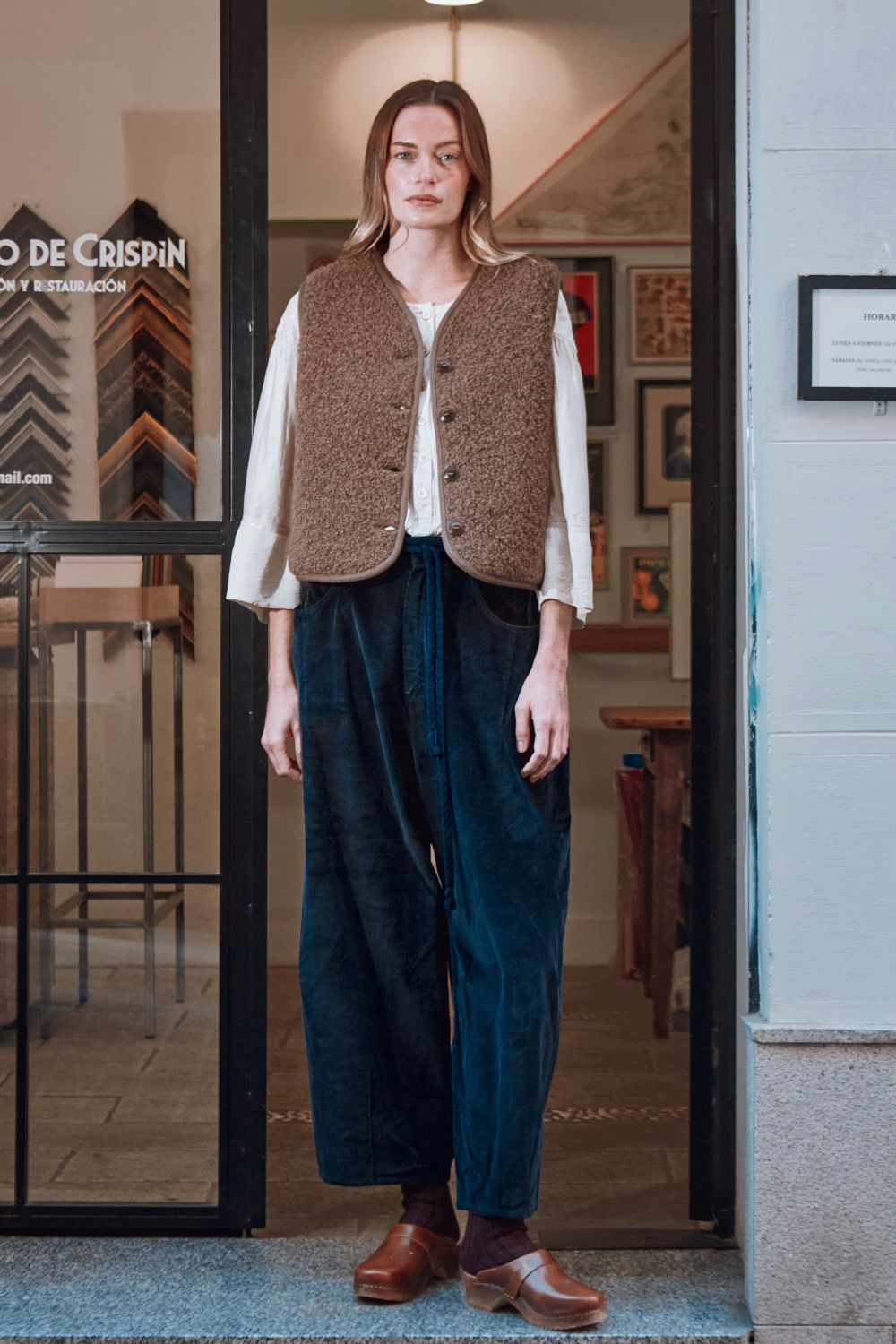 LUCE Shepherd's Vest in Curly Alpaca - Marron Glacé - L'ENVERS