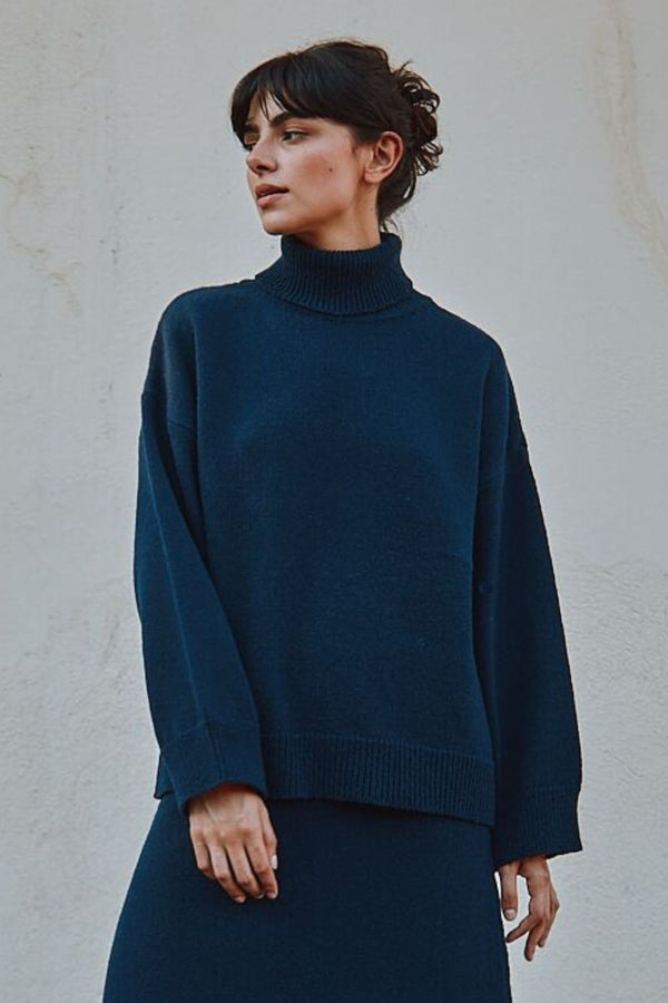 MICHELLE Lightweight Turtleneck Sweater in Merino Wool - Navy - 100% cruelty-free and sustainable knitwear - L'envers