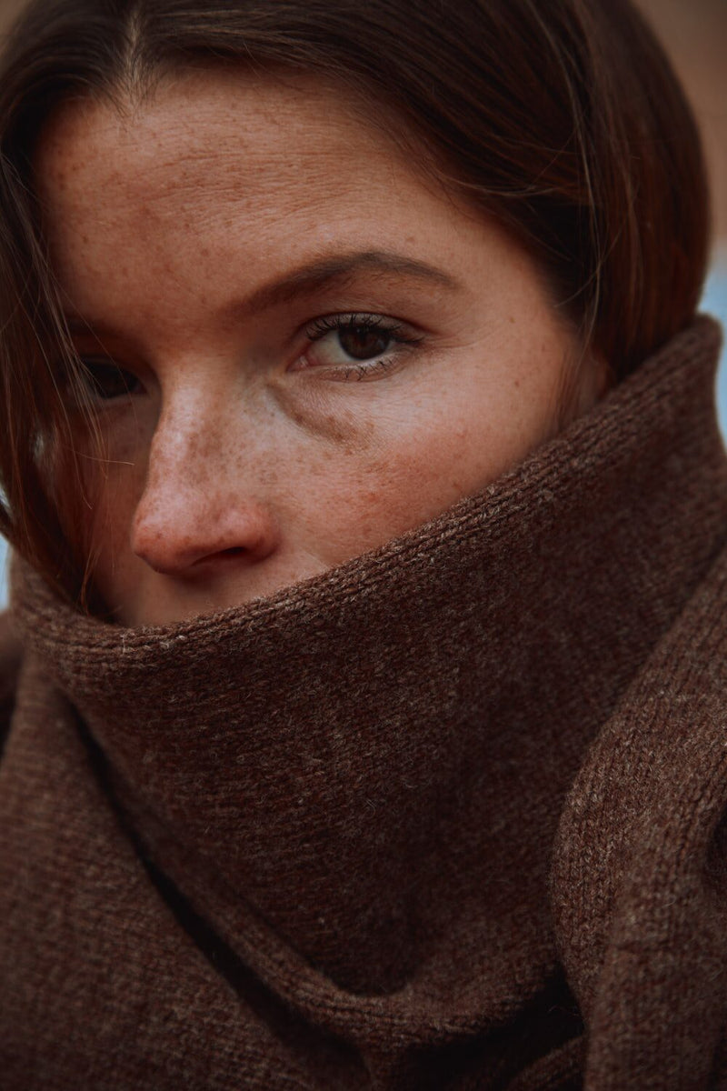 SOLANGE Mega Scarf in Merino Wool - Chocolate - 100% cruelty- free and sustainable knitwear - L'envers 