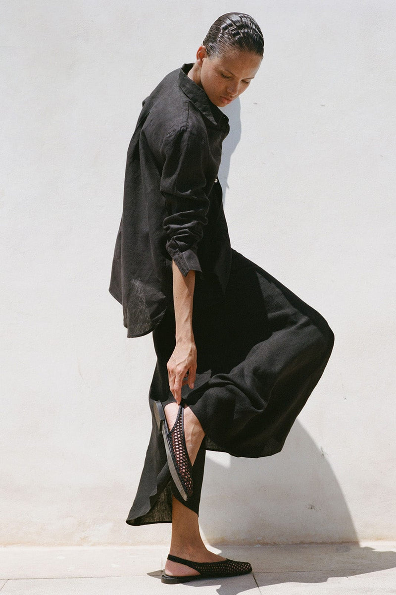 arkitaip Blouses The Gina Oversized Shirt in black