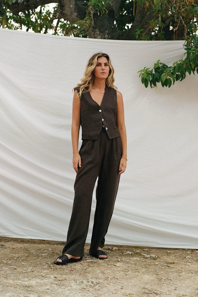 arkitaip The Bobby Linen Vest in chocolate