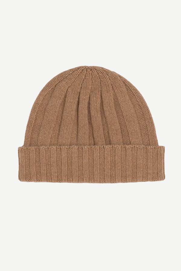 Linnhe beanie is made in Scotland with the finest quality Italian recycled cashmere, our yarn is created with respect for the environment. Crafted for the perfect fit, the Linnhe beanie has a wide rib and contrast ribbed trim. Timeless, sustainable luxury essentials.