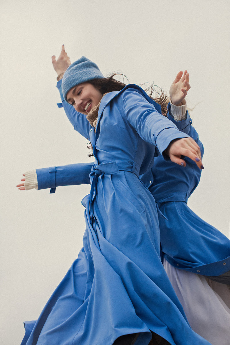 OCEAN BLUE ICONIC RAINCOAT - recycled materials